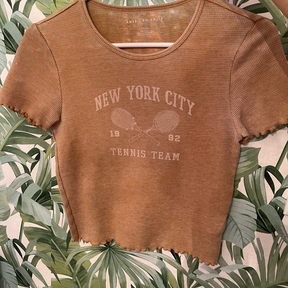 Super cute brown tennis shirt